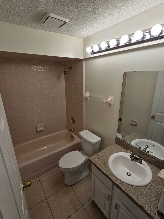 Building Photo - 3 Bedroom 2 Bath at Chimney Lakes