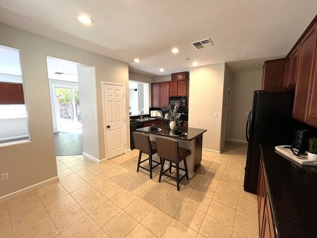 Building Photo - Spacious 3 Bedroom Condo for Rent in Linco...