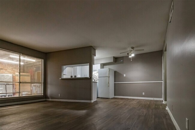Building Photo - 1305 Memorial Dr