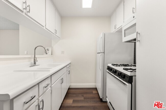 Building Photo - 257 S Manhattan Pl