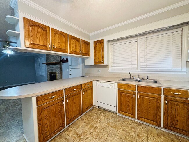 Building Photo - Move-In Ready Ranch in the Heart of Elgin!