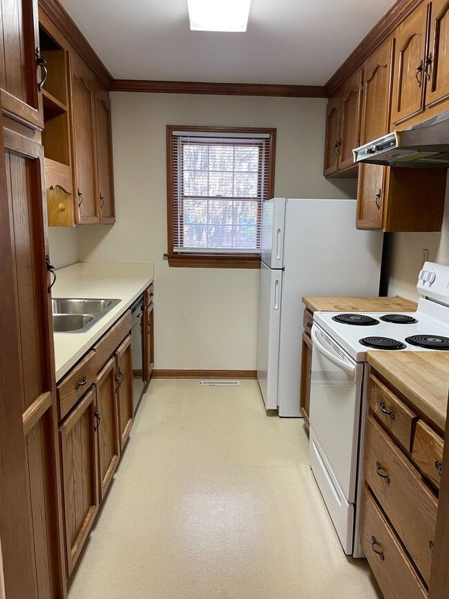 Building Photo - 2 BED, 1.5 BATH TWO STORY TOWNHOME!