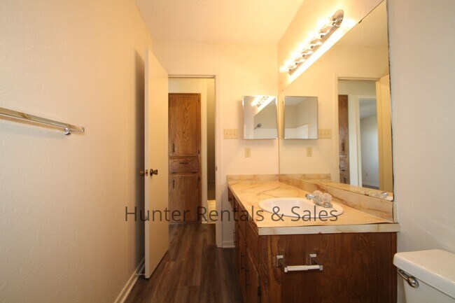 Building Photo - Rent Me Now!