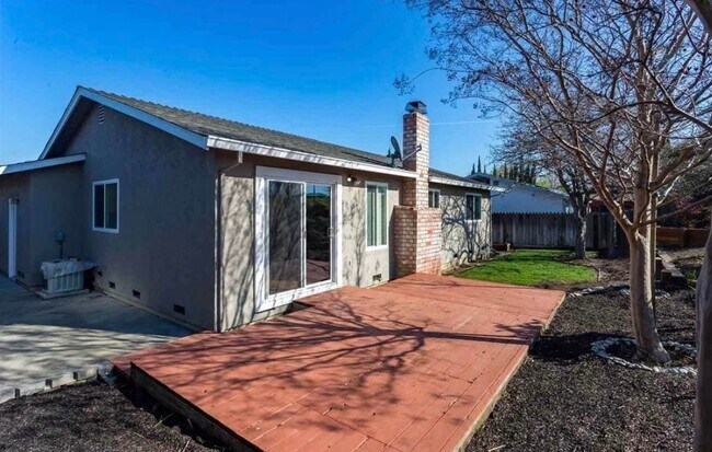 Building Photo - Beautiful 3 Bedroom Home Located in the City of Pittsburg.