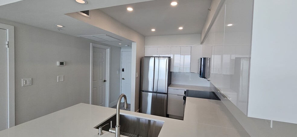 Building Photo - 2501 S Ocean Dr