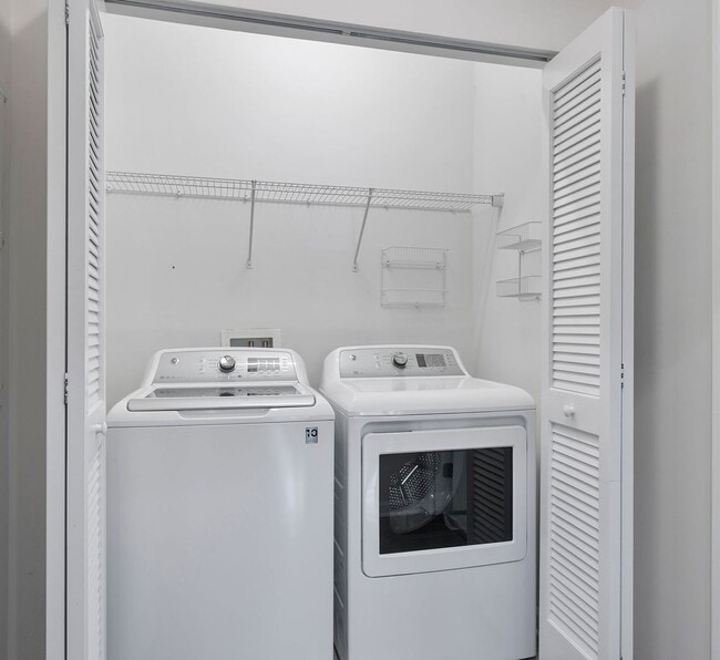 Building Photo - Stunning, Spacious 2 Bedroom Condo in Midl...