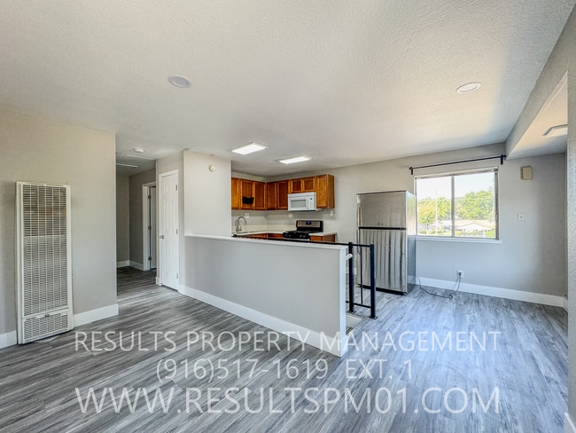 Building Photo - Freshly updated 2 bedroom duplex w garage