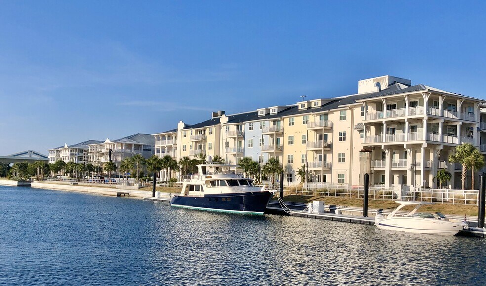Waterfront walkway and high-end development right next to the condo, Selmon Exp'way seen on far left - 4915 W McElroy Ave