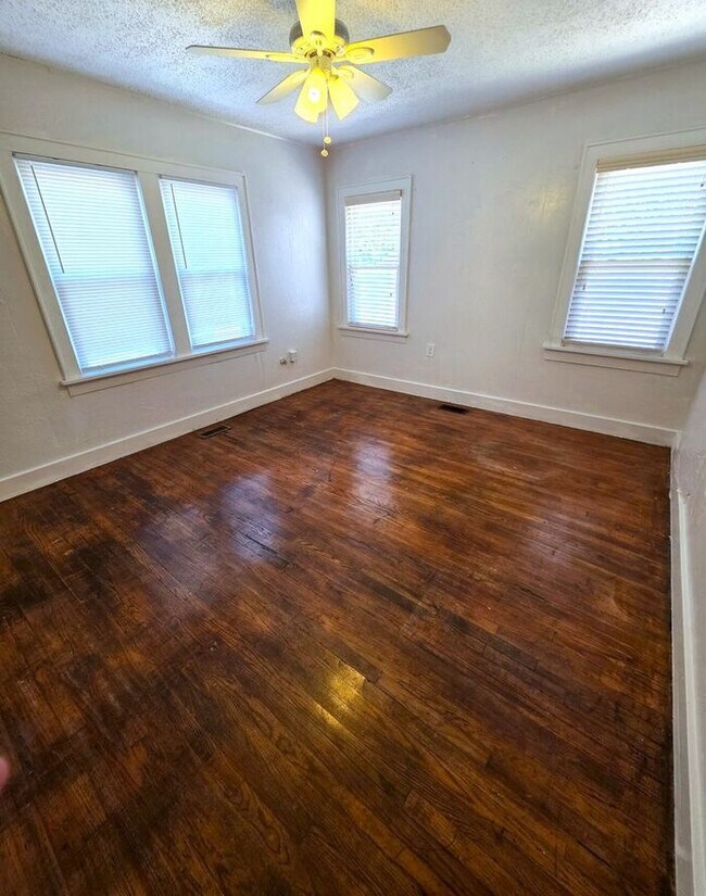 Building Photo - 3 Bed, 1 Bath Home in NW OKC Close to Plaza District
