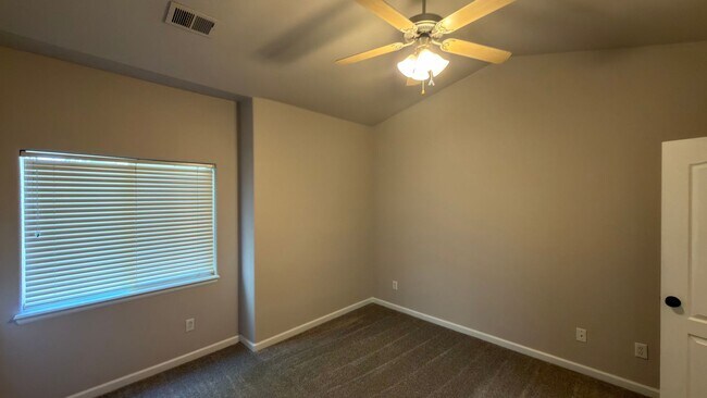 Building Photo - Great Condo in Greeley