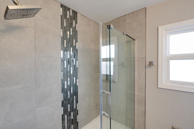 Building Photo - 405 S Fernwood Cir