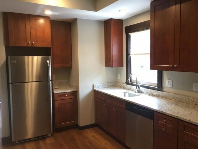 Building Photo - No Brokers Fee, In-Unit Washer and Dryer, Central heat/AC, Eat-in Kitchen, Steps from the t Stop