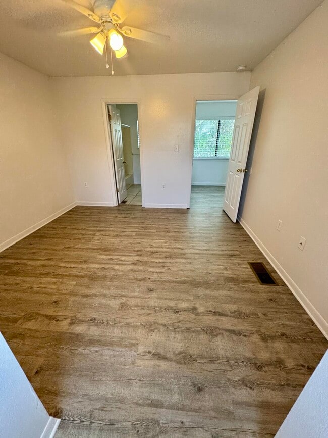 Building Photo - 129 SE Scottwood Dr