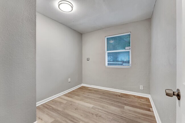 Building Photo - 172 W 15th St