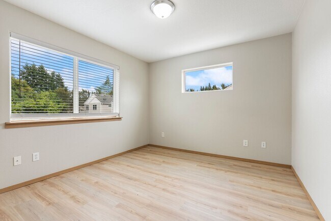 Building Photo - 5Bed/2.5 Bath House available