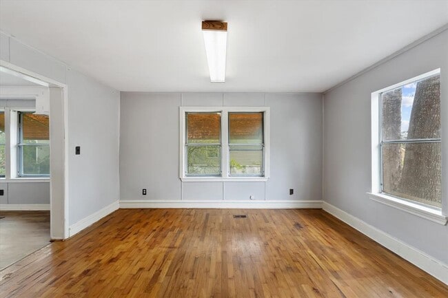 Building Photo - 606 N Pine Hill St