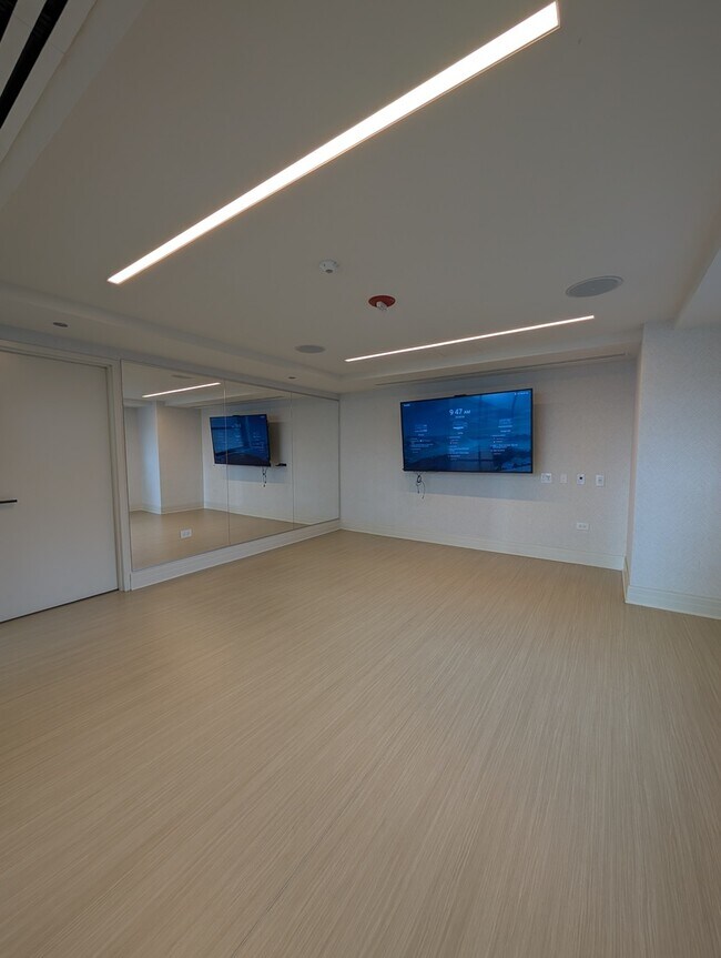 Building Photo - 2300 N Lincoln Park W