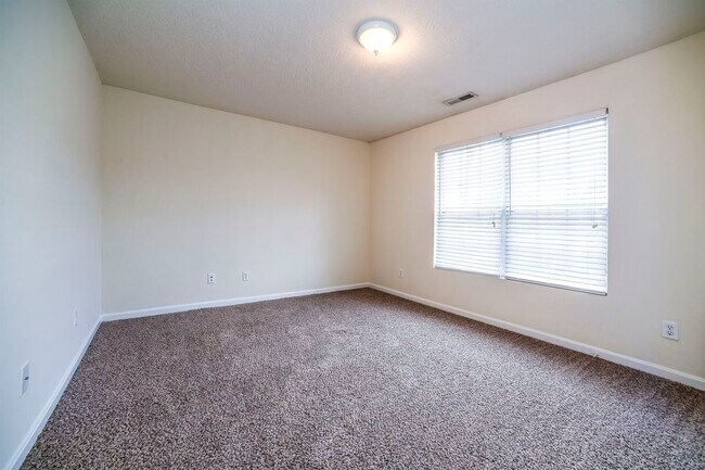Building Photo - 140 Ruby Dr