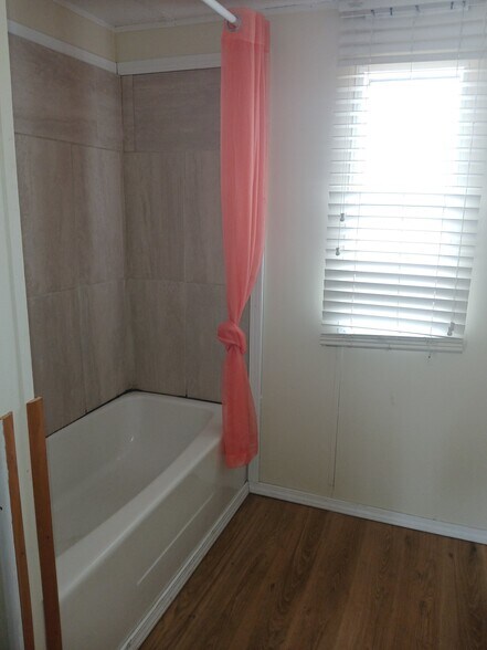 Building Photo - 300 Country Springs Dr