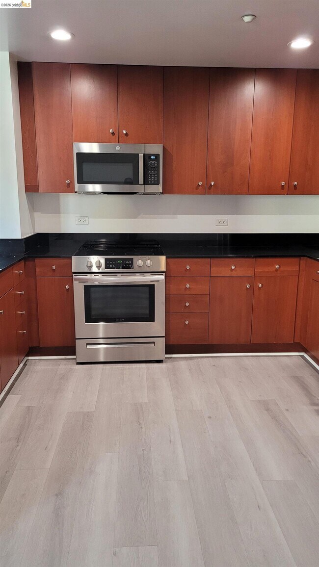 Building Photo - 585 9th St