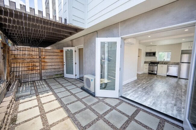 Building Photo - Charming 1-Bed La Jolla Residence with In-Unit Laundry, Carport Parking, and All Utilities Included