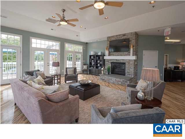 Building Photo - 200 Lake Club Ct