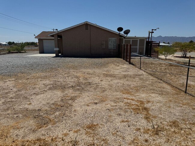 Building Photo - Charming 3-bedroom home located in the picturesque town of Pahrump!