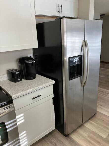 Keureg, filtered water/ice in refrigerator - 1385 Maricopa Dr