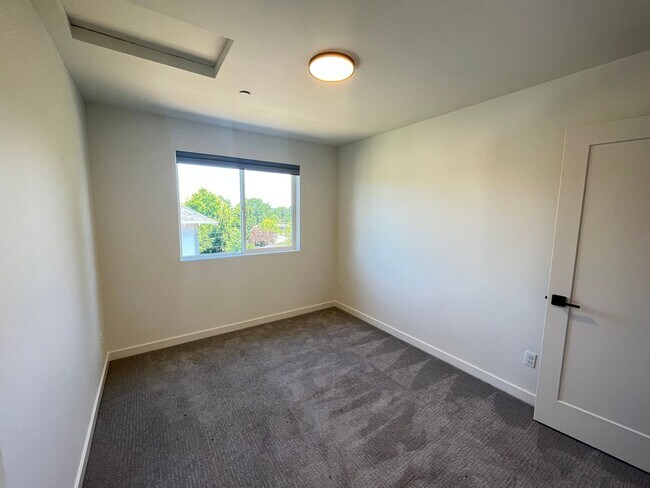 Building Photo - Beautiful 4Bd + 3Ba Home in North Portland...