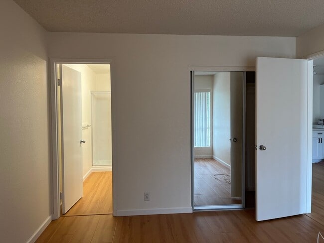 Building Photo - Crosspointe Townhouse - 2 bedrooms, 2 bath unit w/2 parking stalls - Avail 4/1/26