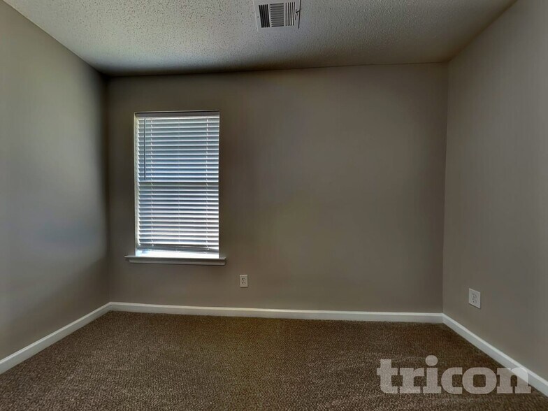 Building Photo - 30 Kendall Ln