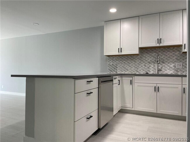 Building Photo - 2322 S Cypress Bend Dr
