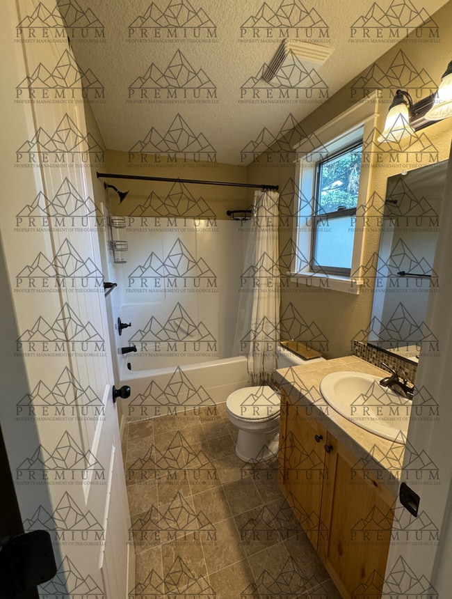 Building Photo - 3 Bedroom 4 Bathroom - Hood River