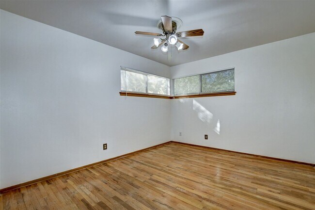 Building Photo - 2 Bed + possible 3rd, 2 Bath Home Close to...
