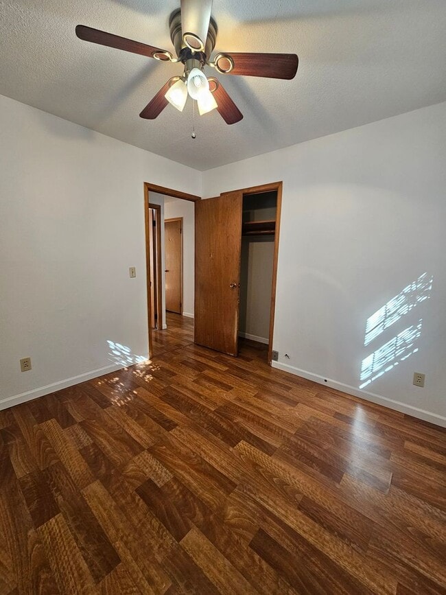 Building Photo - 3 BD | 1 BA | HOUSE | ATTACHED GARAGE | SO...