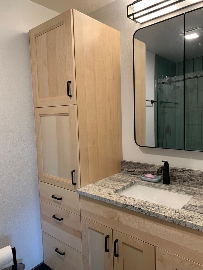 Building Photo - Turnkey 2 BDR/2BA Boulder Condo