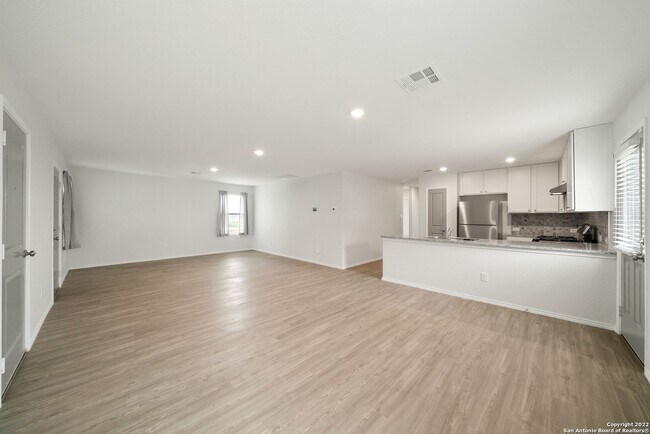 Building Photo - $300 OFF 1ST MONTH RENT IF YOU MOVE IN WIT...