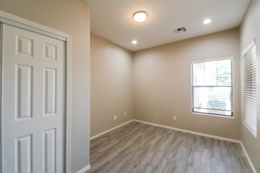 Building Photo - 13797 W Redfield Rd