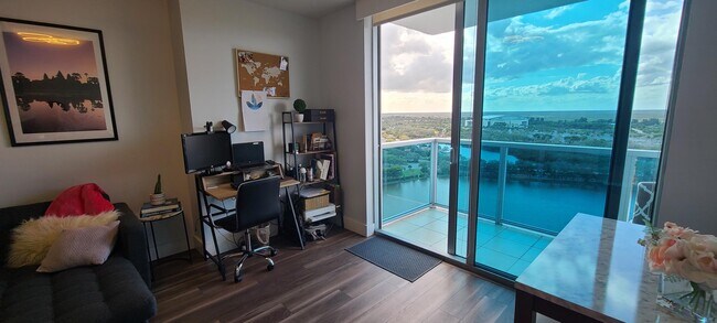 Building Photo - 2641 N Flamingo Rd
