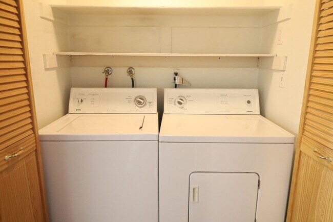 Building Photo - Lovely One Bedroom One Bathroom Apartment!