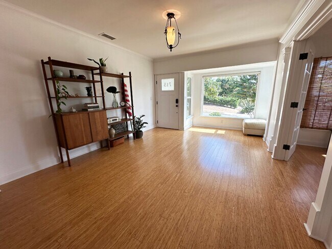 Building Photo - 3 Bdrm/2 Bath Mid-Century Home in Golden Hills Neighborhood of Fullerton
