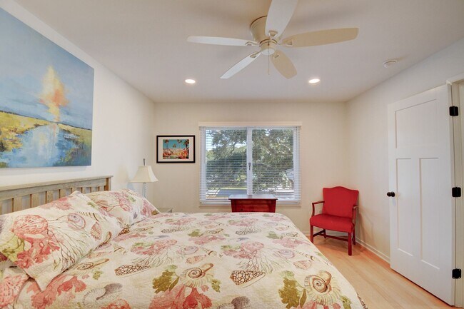 Building Photo - Seasonal Rental: Total Relaxation with Sou...