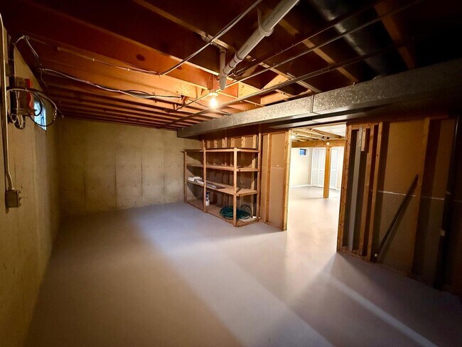 Building Photo - 746 N Glenwood Pl