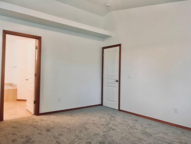 Building Photo - Enormous 4 Bed 2.5Bath + Bonus Room Great Lacey Neighborhood