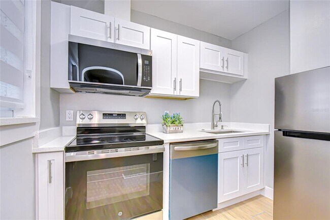 Building Photo - 5737 Shore Blvd S