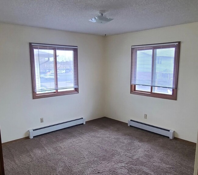 Building Photo - Bright & Roomy 2 Bedroom Apartment in Gree...