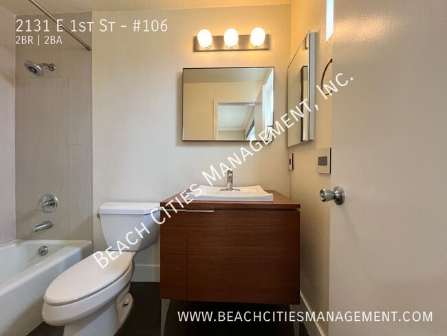 Building Photo - Condo located One Block from the Beach wit...