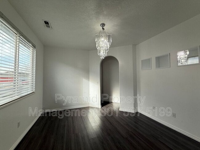 Building Photo - 732 Skipton Dr W