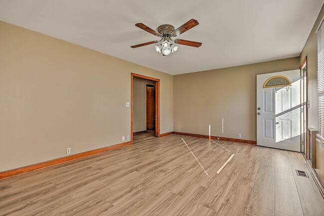 Building Photo - 3 Bedroom / 1 Bath Home