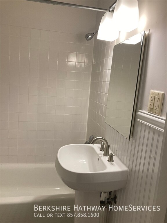 Building Photo - 15 Trowbridge St